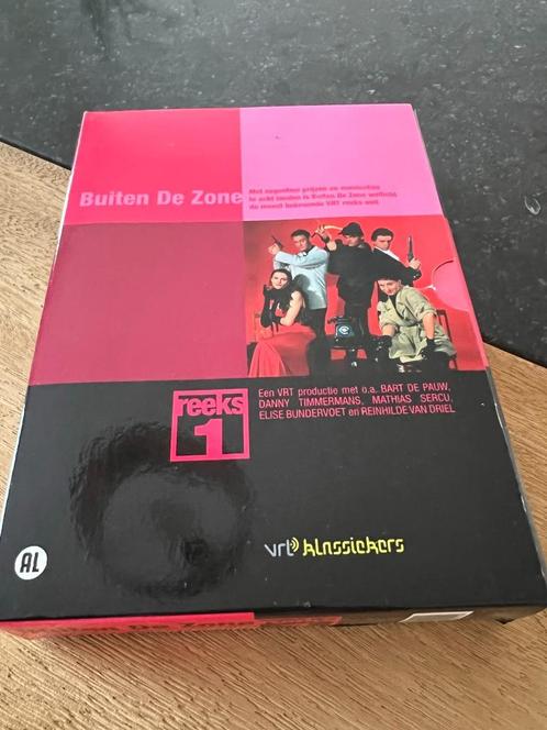 DVD Box Buiten de Zone, Reeks 1 *VRT 1 /Bart De Pauw*, CD & DVD, DVD | TV & Séries télévisées, Neuf, dans son emballage, Comédie