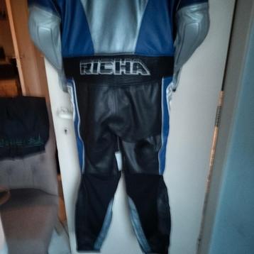 Motopak richa 1 delig leder dus geschikt voor op circuit.  beschikbaar voor biedingen