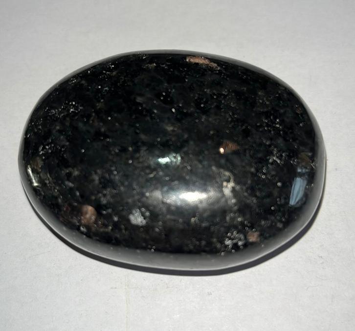 Indigo gabbro / Mystic Merlinite - 159gram - 67mm x 49mm, Handtassen en Accessoires, Edelstenen, Nieuw, Ophalen of Verzenden