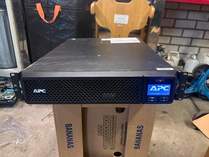 APC Smart-UPS SRT2200RMXLI – 2.2kVA / 1980W – Rackmount UPS, Computers en Software, Noodvoedingen (UPS), Zo goed als nieuw, Ophalen