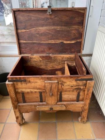 Houten kist op wielen beschikbaar voor biedingen