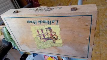 Mooi houten wijn kistje uitvervloeren Tijden beschikbaar voor biedingen