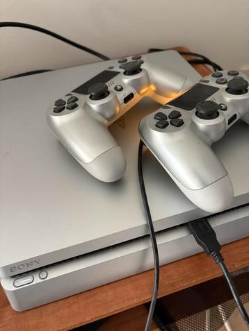 PlayStation 4 Slim – Zilveren editie, 500 GB, 2 controllers beschikbaar voor biedingen