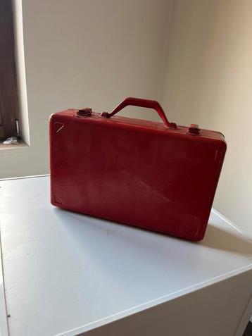 Koffer. Metaal  rood. Handvat. Buitenmaat 385x249x110mm beschikbaar voor biedingen