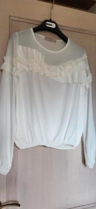 Mooie witte blouse met elastische band onderaan beschikbaar voor biedingen