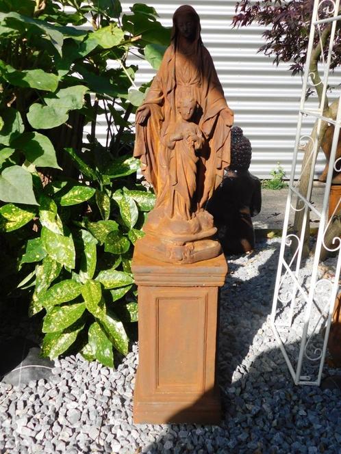 Maria met kind, vol steen oxide op rh sokkel., Tuin en Terras, Tuinbeelden, Mensenbeeld, Steen, Ophalen of Verzenden
