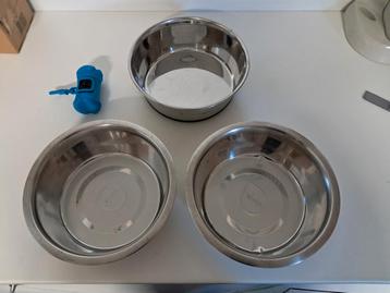 Drinkbakken hond 3x + vuilzakjeshouder gratis beschikbaar voor biedingen