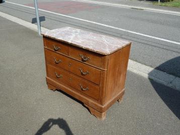 ancienne commode à tiroirs