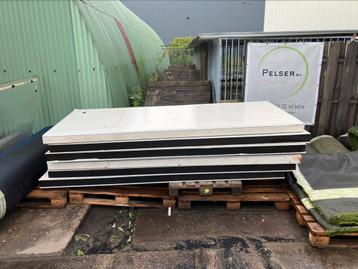 Lot Sandwichpanelen van 10 cm beschikbaar voor biedingen
