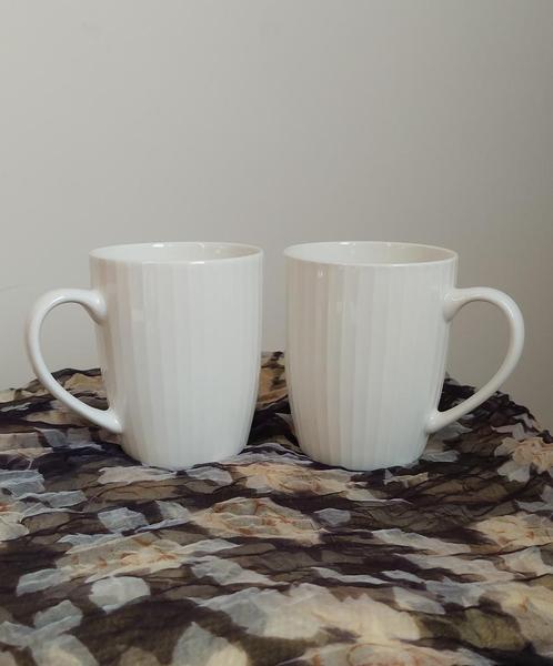Set van 2 witte koffietassen, Huis en Inrichting, Keuken | Servies, Zo goed als nieuw, Kop(pen) en/of Schotel(s), Effen, Aardewerk