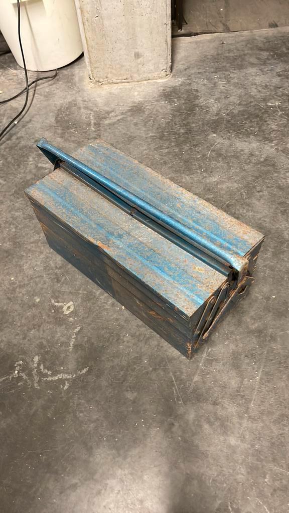 Trousse à outils vintage en métal, Bricolage & Construction, Boîtes à outils, Utilisé, Enlèvement