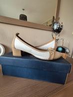 Pump met hakje. Merk is Pedro Miralles, maat 37., Ophalen of Verzenden