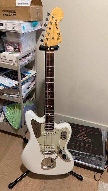 Squier Vintage Modified Jaguar Olympic White beschikbaar voor biedingen