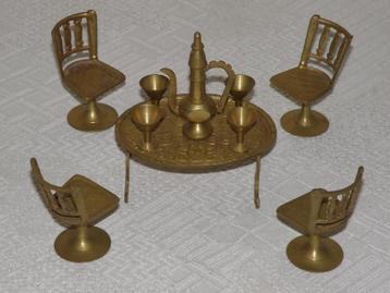 Miniatuur tafel en stoelen met decoratie