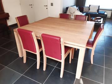 Massieve vierkante tafel beschikbaar voor biedingen