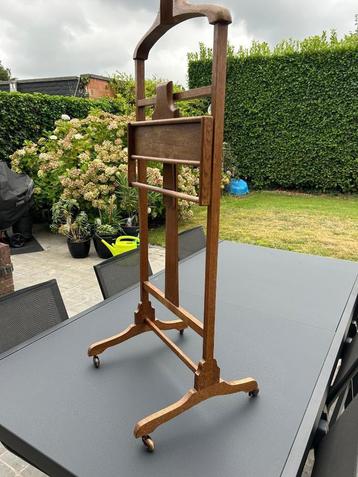Antieke verrijdbare houten kleerhanger beschikbaar voor biedingen