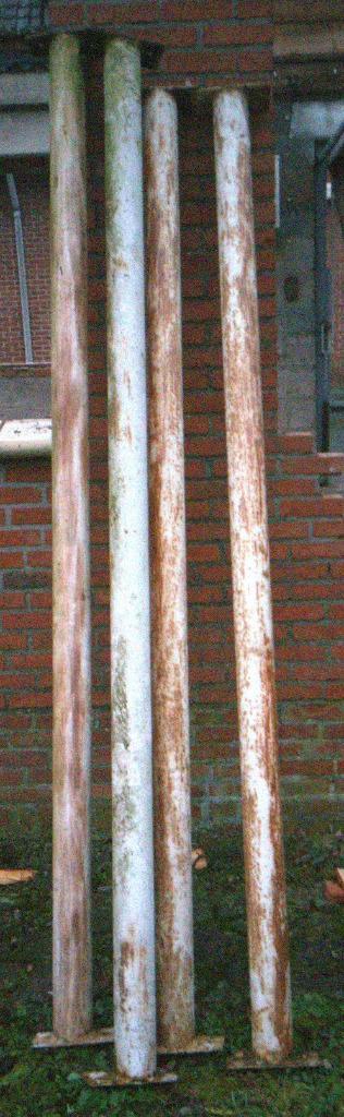 Vier stevige steunpalen (voor bv. houten steunbalken dak), Doe-het-zelf en Bouw, Overige Doe-Het-Zelf en Bouw, Gebruikt, Ophalen