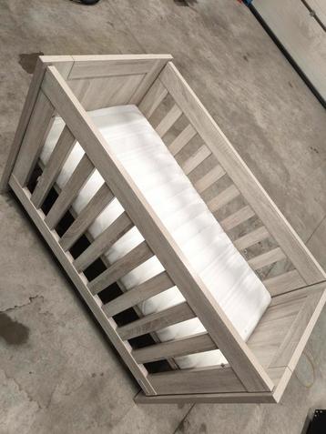 Babybed + matras  beschikbaar voor biedingen