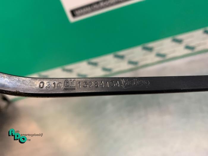 Ruitenwisserarm voor van een Opel Corsa (Corsa D 07-), Auto-onderdelen, Ruiten en Toebehoren, Opel, Gebruikt, 3 maanden garantie