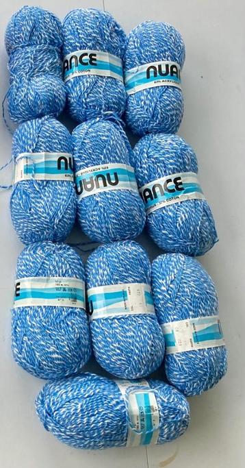 10 pelotes de laine bleue, 0,70 euro par pelote