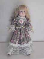 Heel mooie pop in perfecte staat. Met staander., Ophalen, Pop