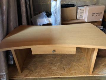 Nieuwe eikenhouten salontafel beschikbaar voor biedingen