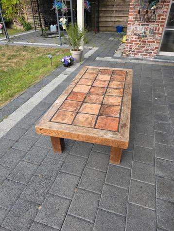 Een zware klassieke tafel voor mensen die geïnteresseerd zij beschikbaar voor biedingen