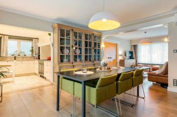 Eetkamer tafel en stoelen beschikbaar voor biedingen