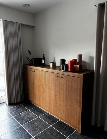 Stevige houten kast beschikbaar voor biedingen