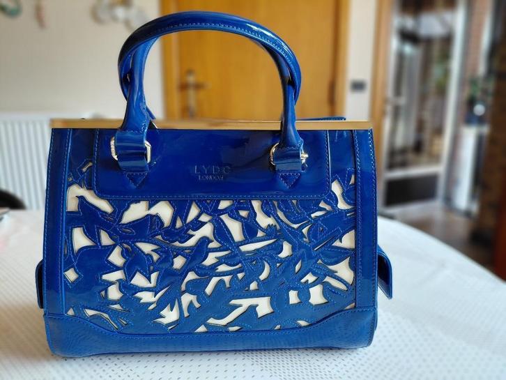 Blauwe handtas in lak met vooraan uitgesneden vogeltjes ( LY, Handtassen en Accessoires, Tassen | Damestassen, Zo goed als nieuw