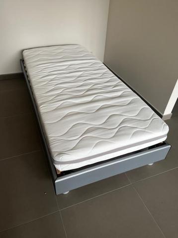 Eenpersoonsbed inclusief bedbodem en matras beschikbaar voor biedingen