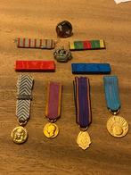 Lot Franse miniaturen , insignes en militaire medaillestaven, Ophalen of Verzenden