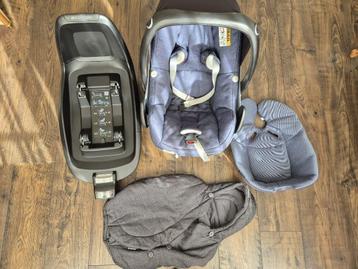 Maxi-Cosi Pebble + ISOFIX-basis + footmuff – complete set beschikbaar voor biedingen