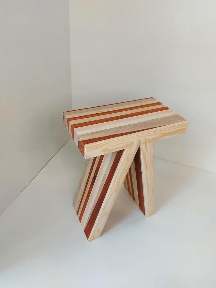 Massief houten krukje, Huis en Inrichting, Krukjes, Nieuw, Hout, Ophalen of Verzenden