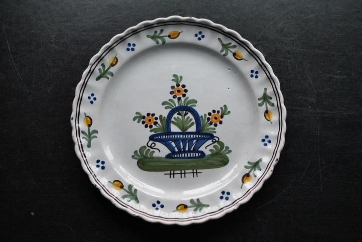 Polychroom aardewerk bord versierd met een bloemenmand, Antiek en Kunst, Antiek | Keramiek en Aardewerk, Ophalen of Verzenden