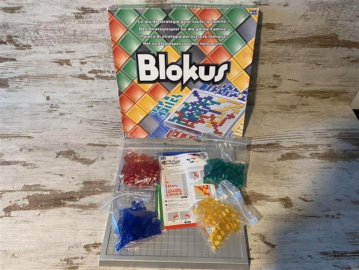 Blokus grote vierkante doos Mattel [s633], Hobby en Vrije tijd, Gezelschapsspellen | Bordspellen, Zo goed als nieuw, Verzenden