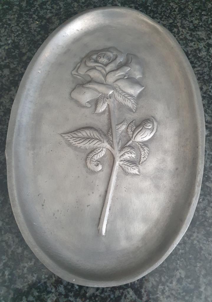 Ovalen tinnen bord met roos uit 92 % tin, Antiek en Kunst, Antiek | Tin, Ophalen of Verzenden