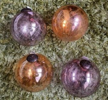 4 Mooie Kerstballen beschikbaar voor biedingen