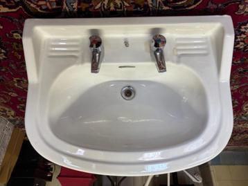 Lavabo met twee kranen beschikbaar voor biedingen