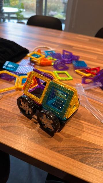 Magnetisch speelgoed beschikbaar voor biedingen