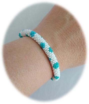 Bracelet en perles crochetées