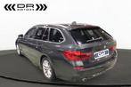 BMW 518 PANODAK - HEAD UP - DODE HOEK - APPLE CARPLAY, Argent ou Gris, Euro 6, Entreprise, https://public.car-pass.be/vhr/46c14c51-2f69-419f-96ee-85eb7d771a31