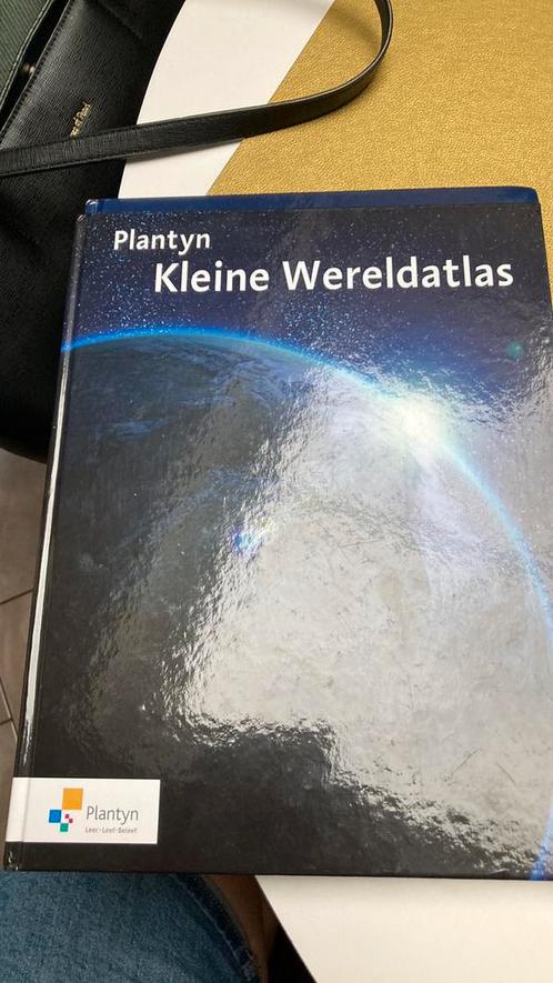 Kleine Wereldatlas Dirk Vanderhallen - 2013, Boeken, Atlassen en Landkaarten, Zo goed als nieuw, Ophalen of Verzenden