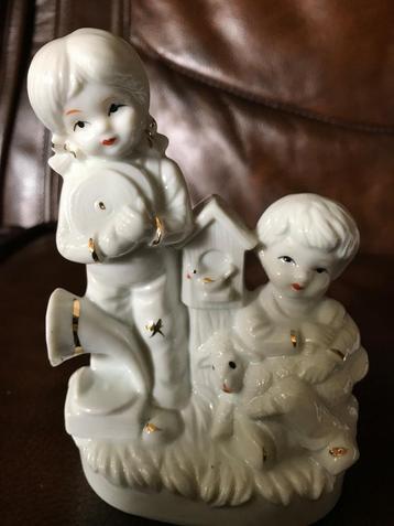 antiek wit porseleinen beeldje beschikbaar voor biedingen