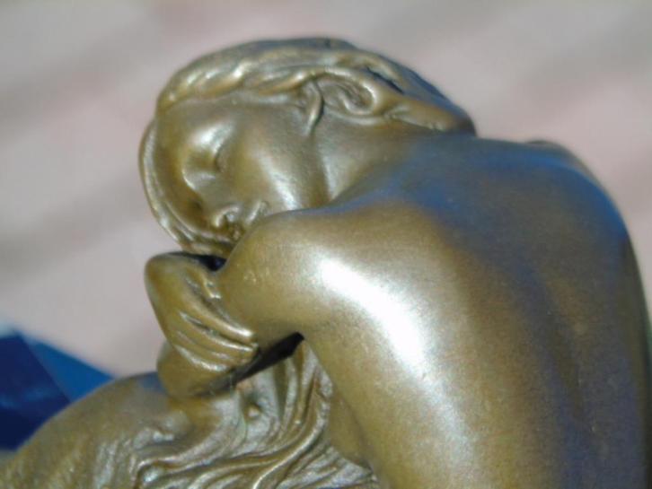 Naakte vrouw zittend op rots in brons gesigneerd, Antiek en Kunst, Antiek | Brons en Koper, Brons, Ophalen