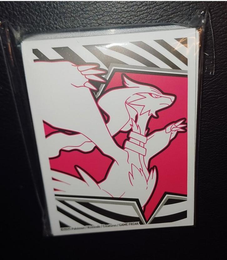 Modern Era: White Flare Sleeves (65), Hobby en Vrije tijd, Verzamelkaartspellen | Pokémon, Ophalen of Verzenden