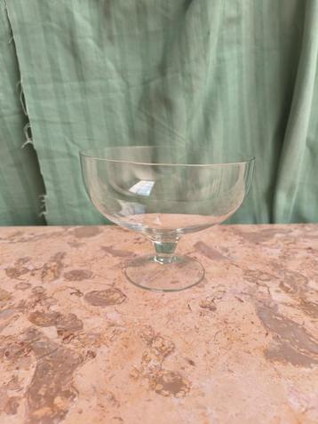 Glazen schaaltje op voet (voor snoepjes of fruit) beschikbaar voor biedingen