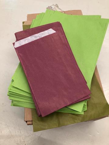 Cadeauzakjes, enveloppes beschikbaar voor biedingen