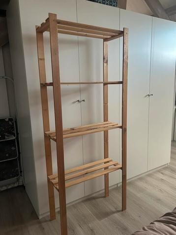 Houten rek beschikbaar voor biedingen