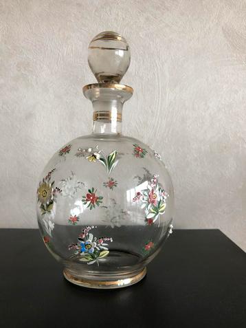 Carafe à décor floral Emaillee disponible aux enchères